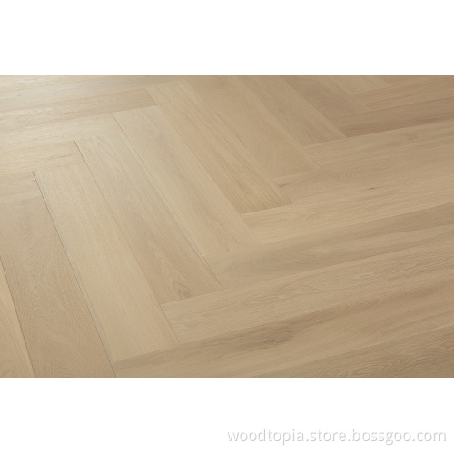 Lantai kayu herringbone dengan permukaan yang disikat